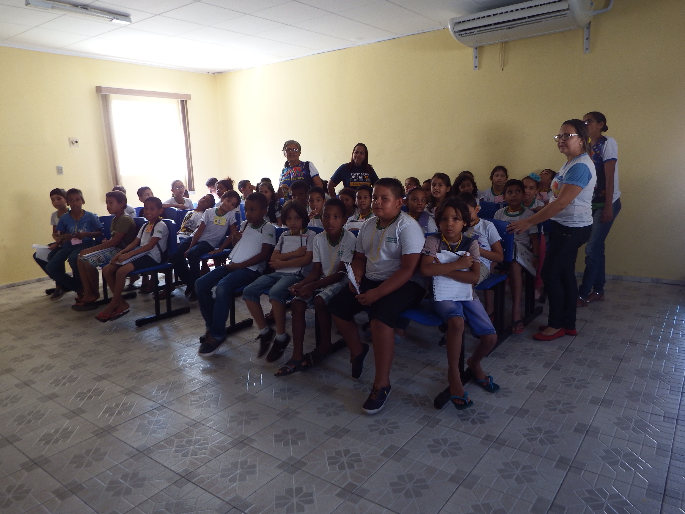 Câmara Municipal recebe visita dos alunos da Escola Municipal Tia Jacinta